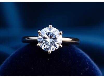 Funkelnder Verlobungsring mit großem Diamanten